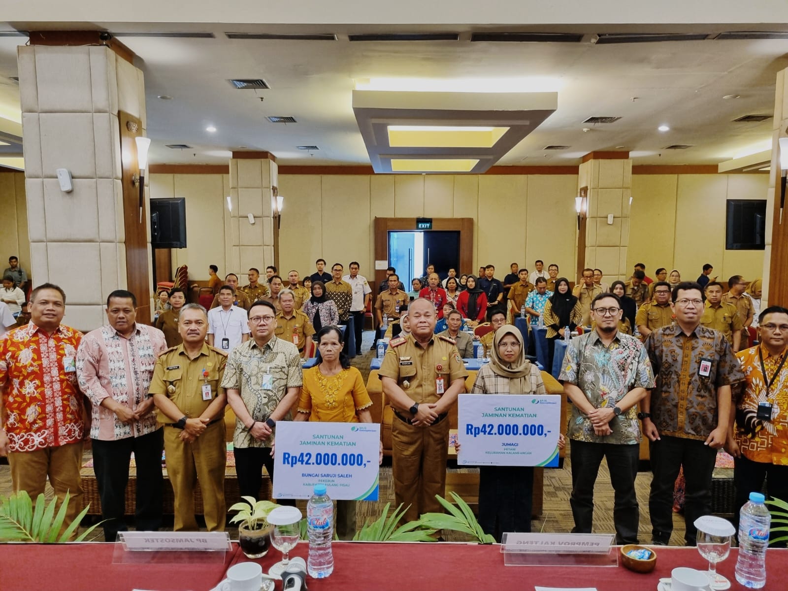 PENYERAHAN : BPJS Ketenagakerjaan saat menyerahkan klaim kematian kepada ahli waris petani dan pekebun. (foto:bpjs)