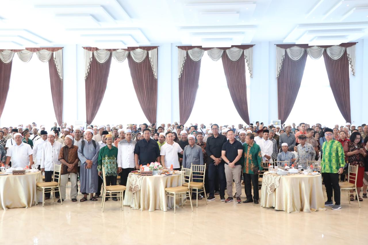 SILATURAHMI : Gubernur Kalteng, Sugianto Sabran melakukan pertemuan atau silaturahmi dengan Tokoh Lintas Agama dan Organisasi Keagamaan se-Kabupaten Kapuas, di Aula Rumah Jabatan Bupati Kapuas, Sabtu (14/9/2024). (foto:mmc)