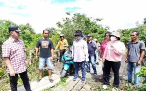 TINJAU : Kadis PUPR Barsel, Ita Minarni bersama Pj Bupati tinjau Jalan Menuju Desa Talio.