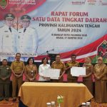 PAPARAN : Kepala Dinas Komunikasi Informatika, Persandian dan Statistik Provinsi Kalimantan Tengah (Diskominfosantik Kalteng), Agus Siswadi paparkan Peran Walidata dan Walidata Pendukung dalam Penyediaan Data Statistik Sektoral yang Berkualitas pada kegiatan Rapat Forum Satu Data Tingkat Daerah Prov. Kalteng Tahun 2024, bertempat di M Bahalap Hotel Palangka Raya, Selasa (27/8/2024). (foto:ardi)