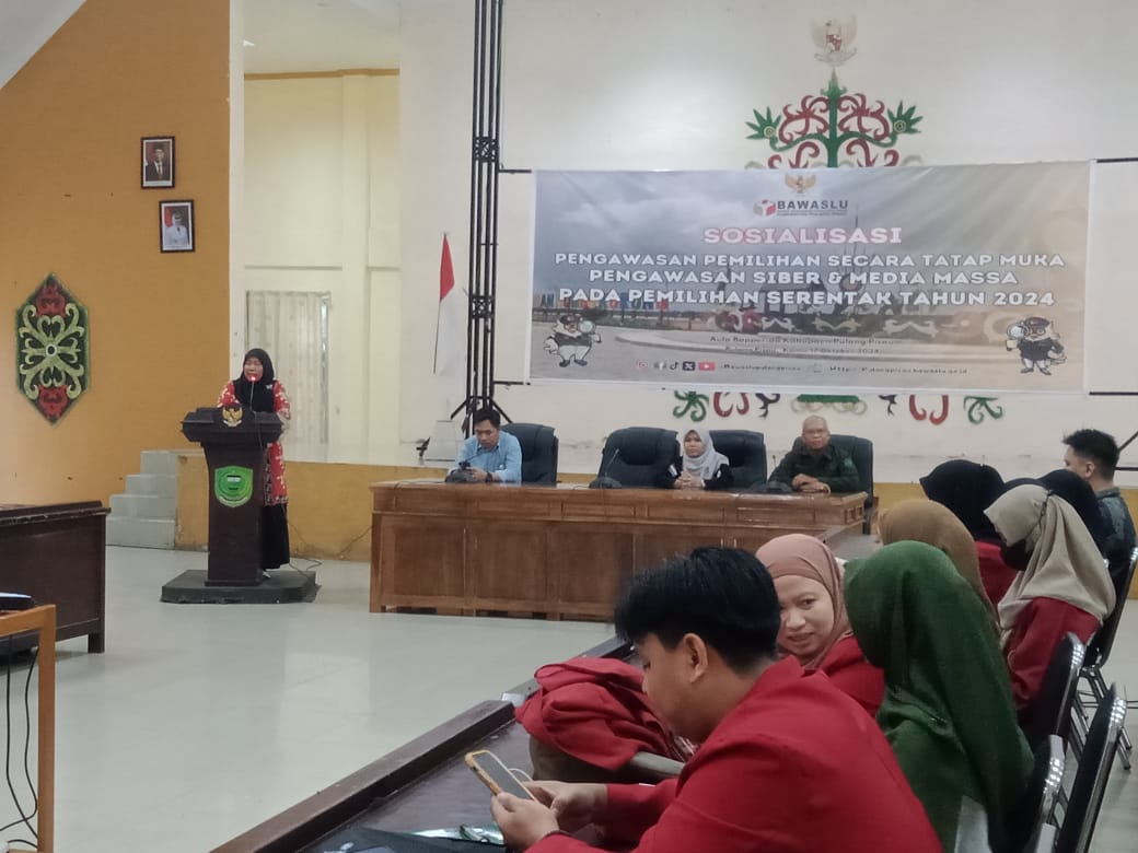 SOSIALISASI : Badan Pengawas Pemilu (Bawaslu) Kabupaten Pulang Pisau (Pulpis) mengadakan sosialisasi pengawasan pemilihan secara tatap muka, pengawasan Siber dan Media Massa pada pemilihan serentak tahun 2024 yang dilaksanakan di aula Bapperida daerah setempat, Kamis (17/10/2024). (foto:juandi)