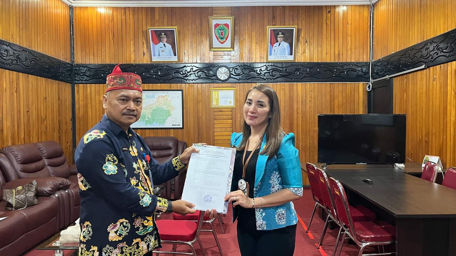 KUNJUNGAN : Kepala Dinas Tenaga Kerja dan Transmigrasi (Disnakertrans) Provinsi Kalimantan Tengah (Kalteng), Farid Wajdi saat menerima Kepala Seksi Pengaduan UPT PPA pada Dinas Pemberdayaan Perempuan, Perlindungan Anak, Pengendalian Penduduk dan Keluarga Berencana (DP3APPKB) Kalteng Esterina, di Ruang Kerja Kepala Disnakertrans Prov. Kalteng, Kamis (29/8/2024). (foto:mmc)