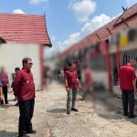 KONTROL BLOK TAHANAN : Kepala Lapas Kelas IIB Sampit, Meldy Putera bersama jajaran Kamtib Lapas Sampit, melakukan kegiatan kontrol blok hunian guna memastikan keamanan dan ketertiban di dalam lingkungan Lapas. Kegiatan ini merupakan bagian dari komitmen Lapas Sampit untuk terus menjaga situasi kondusif dan aman bagi Warga Binaan, Kamis, (24/10/2024). (foto:meldy)