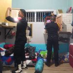 RAZIA : Petugas Lapas Sampit saat merazia kamar hunian WBP dan menyita HP, Jumat (18/10/224). (foto:meldy)