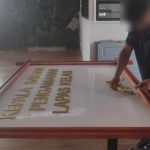 KREATIVITAS : WBP Lapas Sampit saat mengasah kreativitas melalui kerajinan tangan, Sabtu (19/10/2024). (foto:meldy)