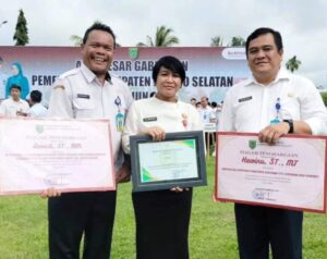 Kepala Dinas PUPR Barsel, Dr Ita Minarni saat menerima penghargaan