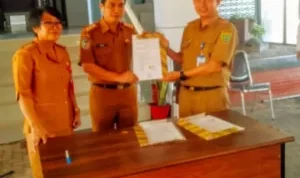 Kadis PUPR Barsel, Dr. Ita Minarni, ST, MT lakukan Serah Terima Jabatan (Sertijab) Kabid Bina Marga Dinas Pekerjaan Umum dan Penataan Ruang Kabupaten Barito Selatan dari Ir. Muhammad Taufik, ST kepada Ir. Rio Irakama Narang, ST, MT, di halaman kantor Dinas PUPR Barsel, Senin (23/9/2024).