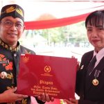 Pj Bupati Lamandau, Said Salim, menyerahkan Tanda Kehormatan Satyalancana Karya Satya kepada Pegawai Negeri Sipil dilingkungan Pemerintah Kabupaten Lamandau, setelah upacara Peringatan HUT ke 79 kemerdekaan RI, di halaman Kantor Bupati Lamandau, Sabtu (17/8/2024).