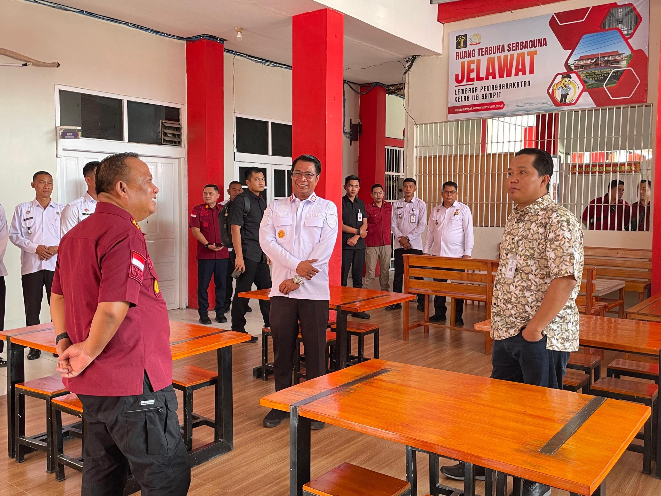 TINJAU : Staf Khusus (Stafsus) Menteri Hukum dan HAM (Menkumham) RI Bidang Hubungan Luar Negeri, Carman Ansari Ear Latief Didampingi Kakanwil Kemenkumham Kalteng, Maju Amintas Siburian, Kepala Divisi Imigrasi Theodorus Simarmata dan Kalapas Sampit, Meldy Putera berkenan mengunjungi Lapas Sampit, Sabtu (5/10/2024). (foto:meldy)