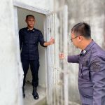 PERGANTIAN : Terlihat petugas jaga regu sedang pergantian jaga.