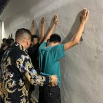 RAZIA : Petugas Lapas Kelas IIB Sampit, Kanwil Kemenkumham Kalteng, melaksanakan razia di blok hunian Warga Binaan Pemasyarakatan (WBP), Jumat (8/11/2024), pukul 19.00 WIB. (foto:meldy)