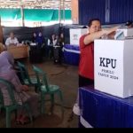 Wakil Ketua I DPRD Kabupaten Kapuas, Yohanes mencoblos di TPS 008, Kelurahan Selat Barat, Kecamatan Selat (Foto : Ist)