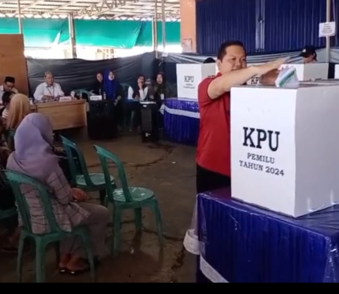 Wakil Ketua I DPRD Kabupaten Kapuas, Yohanes mencoblos di TPS 008, Kelurahan Selat Barat, Kecamatan Selat (Foto : Ist)
