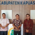Anggota Pansus II DPRD Kabupaten Balangan, melakukan foto bersama dengan staf Setwan Kabupaten Kapuas, dalam kunjungan kerja di DPRD Kapuas (Foto : Ist)