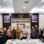 Wakil Ketua II DPRD Kabupaten Kapuas, Evan Rahman Sahputra, menerima cendramata dari Ma'ruf selaku Staf Ahli DPRD Kota Surabaya, dalam kunjungan kerja (Foto : Ist)