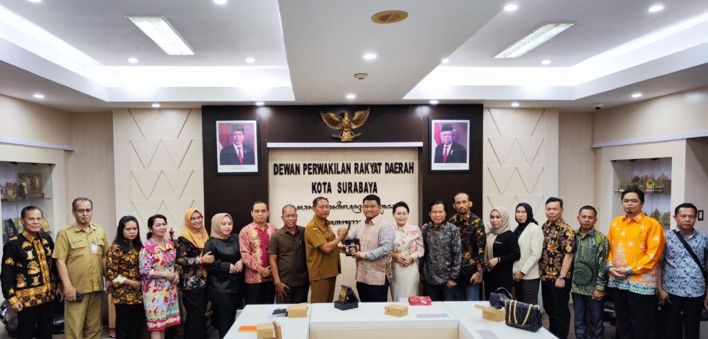 Wakil Ketua II DPRD Kabupaten Kapuas, Evan Rahman Sahputra, menerima cendramata dari Ma'ruf selaku Staf Ahli DPRD Kota Surabaya, dalam kunjungan kerja (Foto : Ist)