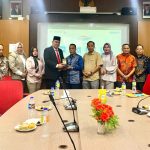 Ketua Pansus I DPRD Kabupaten Kapuas, menyerahkan cendramata kepada Kepala Dinas Penataan Ruang Kota Bandung, Bambang Suhari (Foto : Ist)