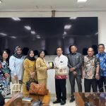 Ketua Pansus I DPRD Kabupaten Kapuas, Ahmad Zahidi, memberikan cendramata kepada Pranata Humas Sekretariat DPRD DI Yogyakarta, C. Nurvita Herawati, dalam kunker (Foto : Ist)