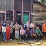 Anggota Pansus III DPRD Kabupaten Kapuas, melakukan foto bersama saat monitoring ke beberapa desa di Kecamatan Mandau Talawang (Foto : Ist)