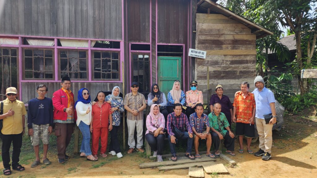 Anggota Pansus III DPRD Kabupaten Kapuas, melakukan foto bersama saat monitoring ke beberapa desa di Kecamatan Mandau Talawang (Foto : Ist)