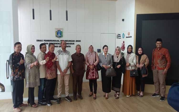Jajaran Pansus III DPRD Kabupaten Kapuas, melakukan foto bersama saat Kunker ke Dinas PPAPP DKI Jakarta (Foto : Ist)