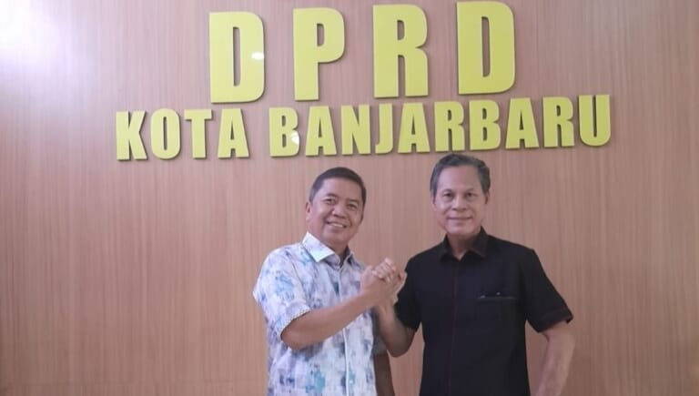 Ketua Komisi IV DPRD Kabupaten Kapuas, Syarkawi H Sibu, bersama anggotanya Abdurahman Amur, melakukan foto bersama usai Kunker ke DPRD Kota Banjarbaru (Foto : Ist)