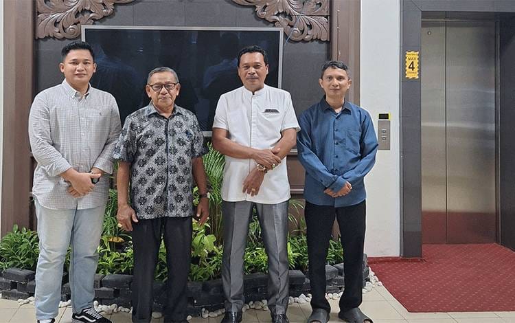 Jajaran Komisi II DPRD Kapuas saat lakukan kunker ke wilayah Kalsel, terkait pengelolaan pasar (Foto : Ist)