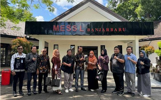 Jajaran Komisi II DPRD Kabupaten Kapuas, melakukan foto bersama dalam kunker ke Dinas Perdagangan Kota Banjarbaru, Provinsi Kalimantan Selatan (Foto : Ist)