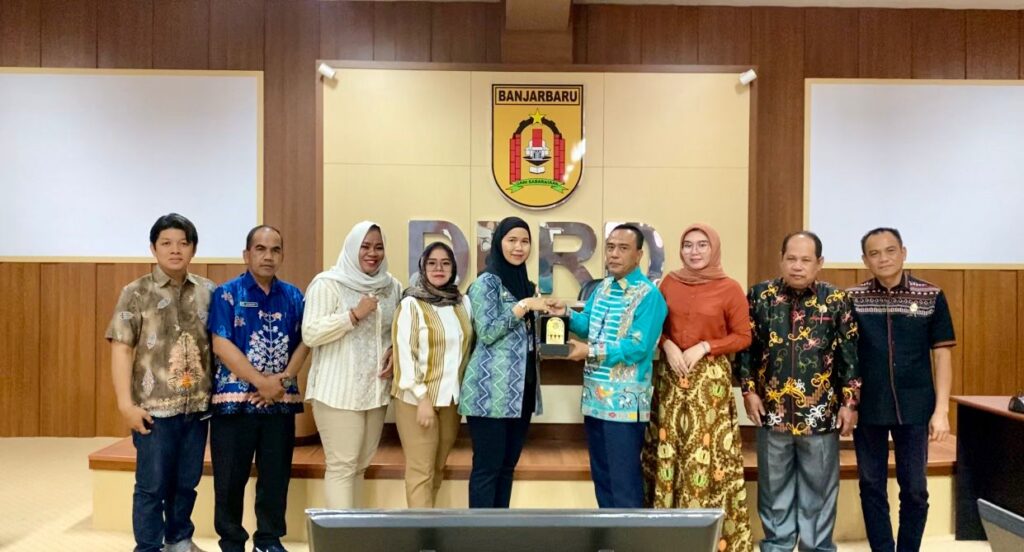 Anggota Komisi III DPRD Kabupaten Kapuas, melaksanakan kunjungan kerja ke DPRD Kota Banjarbaru, Kalimantan Selatan (Foto : Ist)