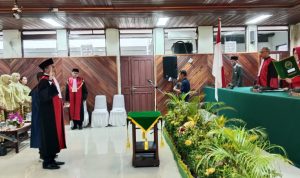 PELANTIKAN : Ketua PT Palangka Raya, Dr. Hj. Diah Sulastri Dewi SH MH saat melantik dan mengambil sumpah jabatan Ketua PN Palangka Raya, Ricky Fardinand SH MH, di PT Palangka Raya, Jumat (8/11/2024) Pukul 09.00 WIB. (foto:ardi)