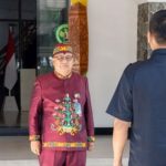 Ketua SPI UPR, Prof. Dr. Ir. Petrus Senas, M.P saat memimpin upacara Peringatan Hari Sumpah Pemuda ke-96 di Halaman Rektorat UPR (Foto : Ist)