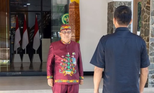 Ketua SPI UPR, Prof. Dr. Ir. Petrus Senas, M.P saat memimpin upacara Peringatan Hari Sumpah Pemuda ke-96 di Halaman Rektorat UPR (Foto : Ist)