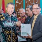 Rektor UPR, Prof. Dr. Ir. Salampak, M.S saat menghadiri rapat tahunan ke-45 BKS-PTN Barat (Foto : Ist)