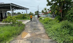 JALAN RUSAK : Ketua Komisi IV DPRD Kabupaten Kapuas, Arhensa Mullah Muhammad, melakukan foto bersama warga jalan Garuda Kuala Kapuas, Sabtu (2/11/2024). (foto:ist)