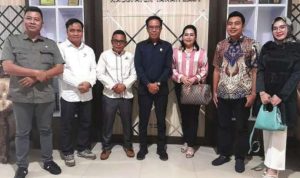 KUNJUNGAN: Jajaran Komisi I DPRD Kapuas, kala berfoto bersama perwakilan DPRD Tanah Laut. (foto:ist)