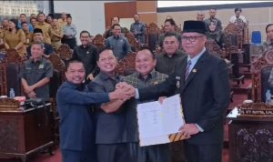 KESEPAKATAN : Suasana penandatanganan nota kesepakatan KUA-PPAS APBD Kabupaten Kapuas, tahun anggaran 2025, di DPRD Kapuas, Senin (11/11/2024). (foto:ist)
