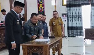 NOTA KESEPAHAMAN: Suasana penandatanganan nota kesepakatan KUA-PPAS APBD Kabupaten Kapuas, tahun anggaran 2025, di DPRD Kapuas, Senin (11/11/2024). (foto:ist)
