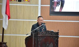 PENYAMPAIAN JAWABAN : Sekda Kapuas Septedy saat menyampaikan jawaban pemerintah daerah terhadap pemandangan umum fraksi – fraksi DPRD Kabupaten Kapuas pada rapat Paripurna ke 5 masa persidangan I tahun sidang 2024, bertempat di Ruang Rapat Paripurna DPRD Kapuas, Senin (18/11/2024). (foto:ist)