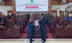 PENYERAHAN: Suasana Rapat Paripurna Ke 3 Masa Persidangan I Tahun Sidang 2024. Bertempat di Ruang Rapat Paripurna DPRD setempat, Senin (18/11/2024). (foto:ist)