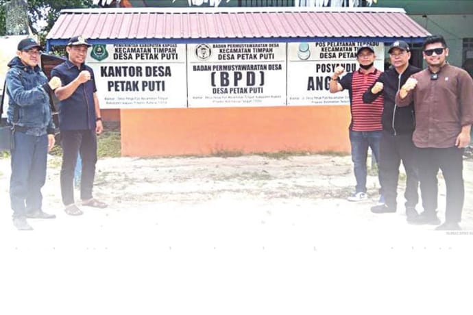 MONITORING: jajaran Komisi IV DPRD Kapuas, saat melakukan monitoring dalam daerah ke Desa Petak Puti Kecamatan Timpah. (foto:ist)