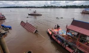 EVAKUASI : Kapal susur sungai mentaya milik Pemerintah Kabupaten (Pemkab) Kotawaringin Timur (Kotim) melalui Dinas Kebudayaan Dan Pariwisata (Disbudpar) Kotim yang tenggelam karena ada kebocoran akhirnya dievakuasi, Jumat (24/1/2025). (foto:ist)