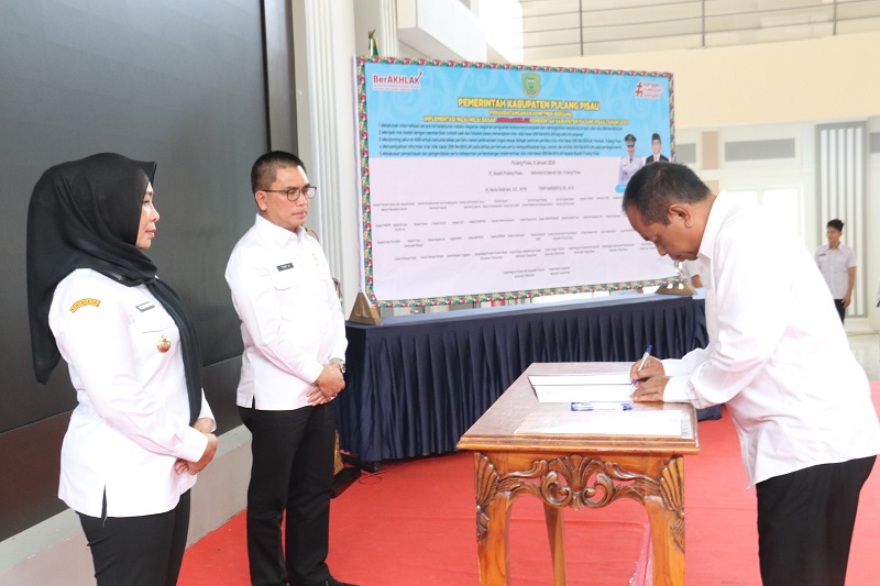 Pemerintah Kabupaten (Pemkab) Pulang Pisau menggelar penandatanganan Perjanjian Kinerja Pemerintah Daerah sekaligus pencanangan Zona Integritas menuju Wilayah Bebas Korupsi (WBK) dan Komitmen Bersama Core Value ASN Berakhlak untuk tahun 2025. Kegiatan berlangsung di Aula Banama Tingang, Kantor Bupati Pulang Pisau, pada Rabu (8/1/2025).