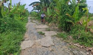 RUSAK : kondisi jalan di Kelurahan Murung Keramat, Kecamatan Selat Kabupaten Kapuas. (foto: ist)