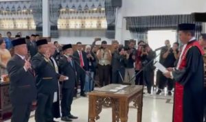 PELANTIKAN : Ketua Pengadilan Negeri Kuala Kapuas, Arief Kadormo, melantik tiga unsur pimpinan DPRD Kabupaten Kapuas, periode 2024-2029, Kamis (17/10/2024). (foto:sri)