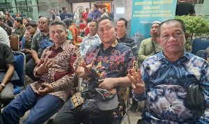 PEMENANG PILKADA KATINGAN : Bupati Katingan Terpilih, Saiful (tengah) bersama Firdaus dan Kuasa Hukumnya Ikhsan, usai menhadiri sidang putusan MK dan dinyatakan dirinya terpilih sebagai pemenang, di MK RI, Rabu (5/2/2025) Pukul 20.30 WIB. (foto:saiful)