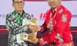 Ketua dewan kehormatan pwi kalteng, Ririen Binti bersama Ketua PWI Pusat, Hendry CH Bangun.