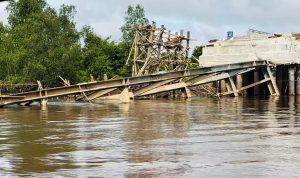 ROBOH : Jembatan Muara Terusan, di Kabupaten Kapuas Roboh. (foto:ist)
