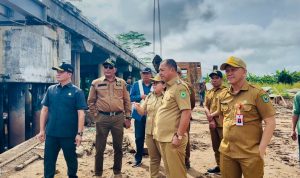 TINJAU : Wakil Bupati Kapuas Dodo, meninjau langsung kondisi jembatan tersebut pada Senin (24/2/2025). (foto:sri)