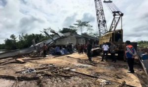 TINJAU : Tim Dinas PUPR-PKPP Kapus saat meninjau jembatan Muara Terusan ambruk di Kapuas. (foto:ist)