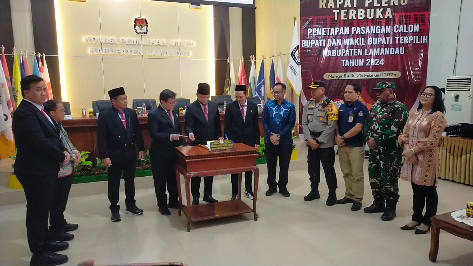PENETAPAN : Komisi pemilihan umum (KPU) Kabupaten Lamandau Provinsi Kalimantan Tengah melaksanakan rapat pleno terbuka penetapan pasangan calon Bupati dan Wakil Bupati terpilih 2024, Selasa (25/2/2025). (foto:natalia)